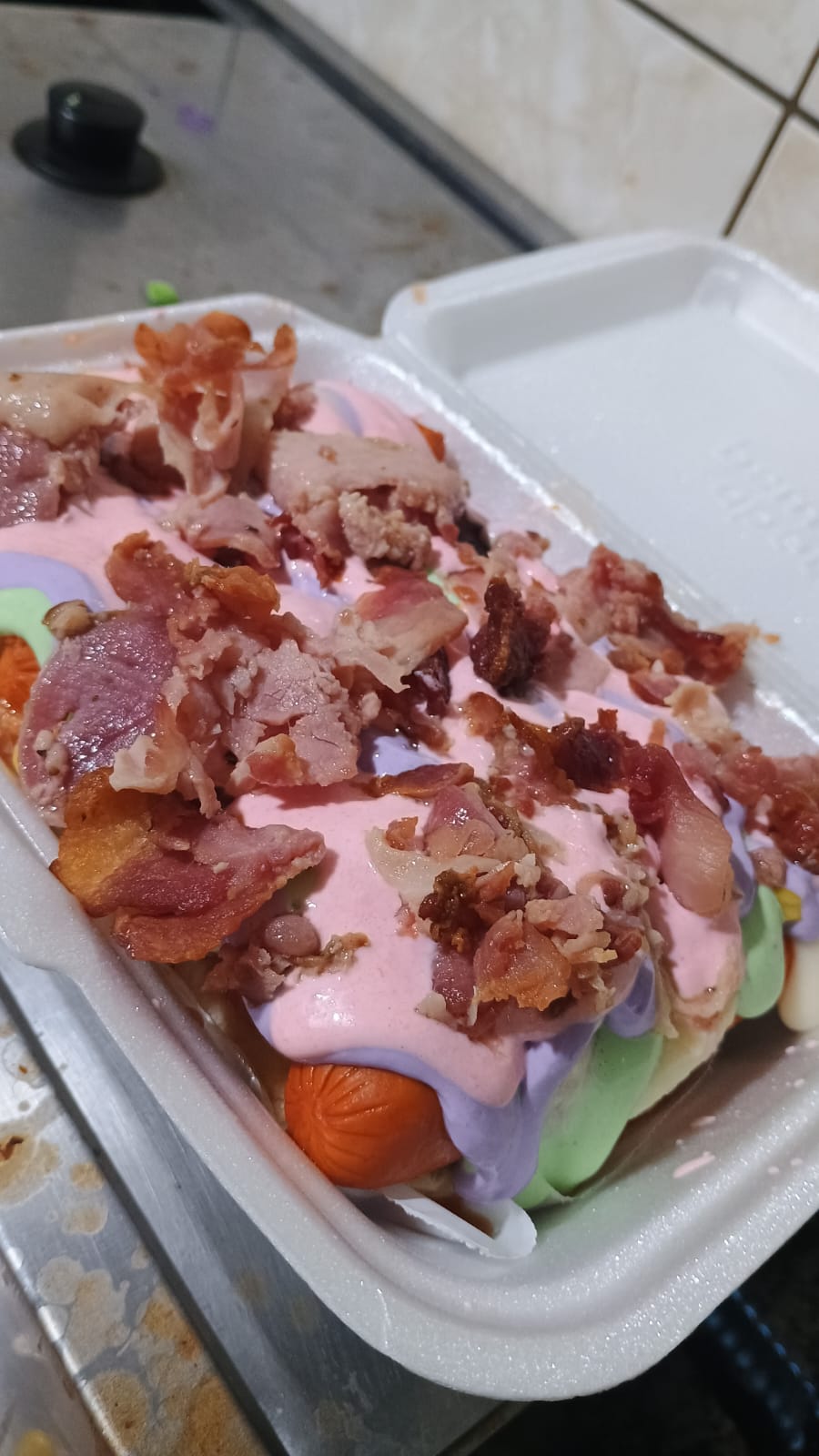 Salada com bacon e molhos coloridos