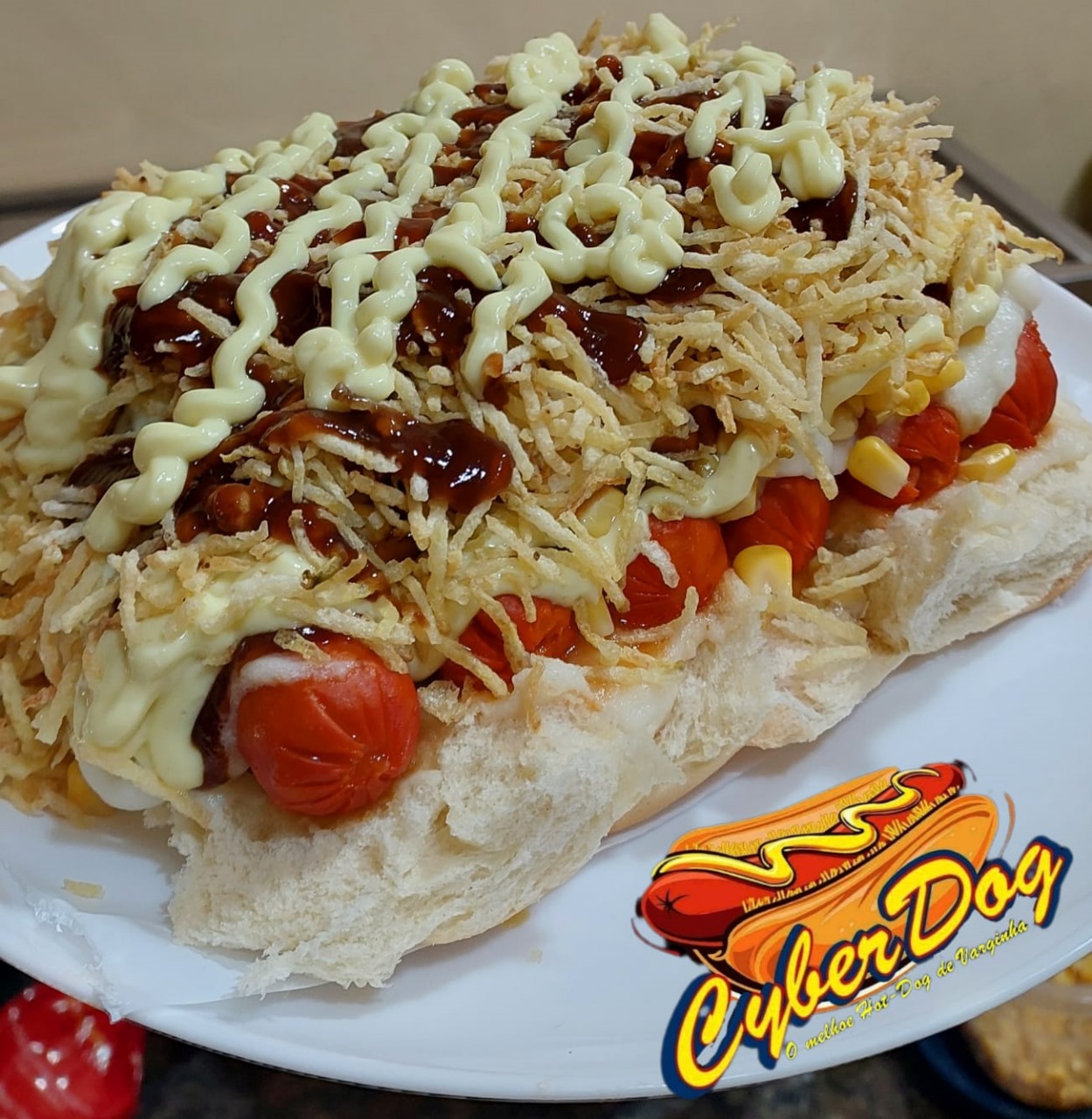 Sanduíche grande com queijo ralado