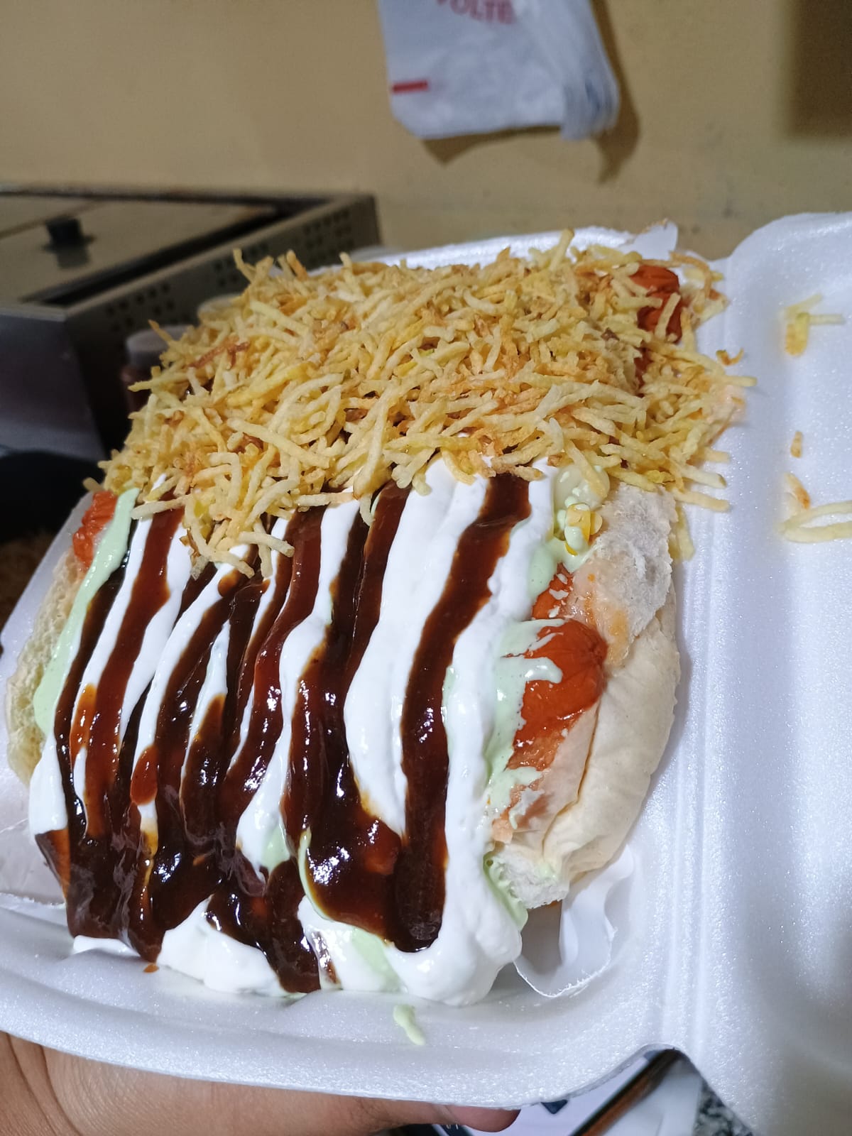 Sanduíche com molhos escuros